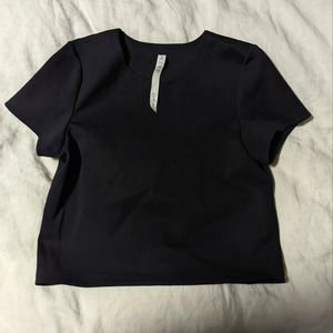 Lululemon cropped black athletic T shirt size 6